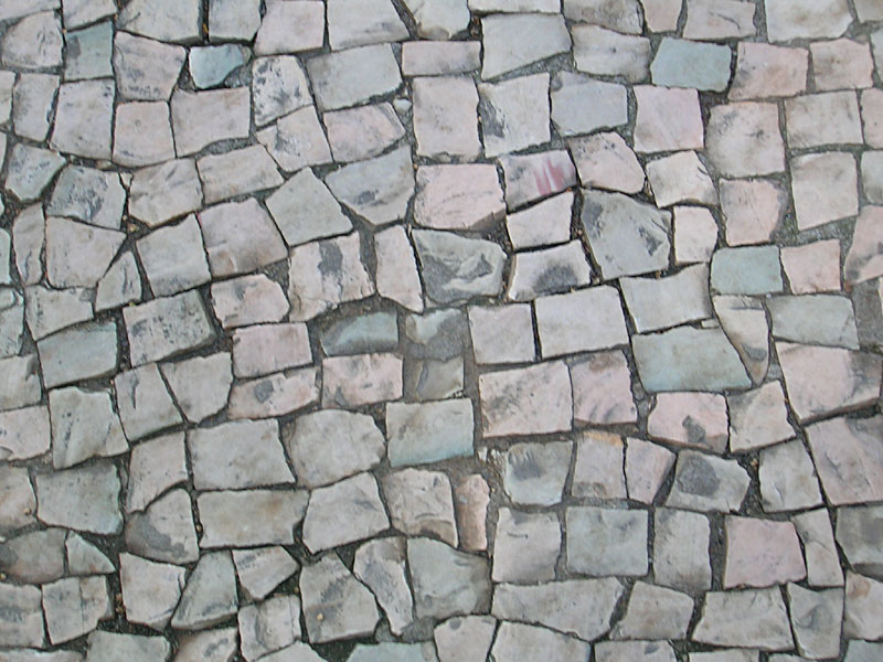 Dans les quartiers du centre et du sud de Rio, les trottoirs sont pavés de petites pierres