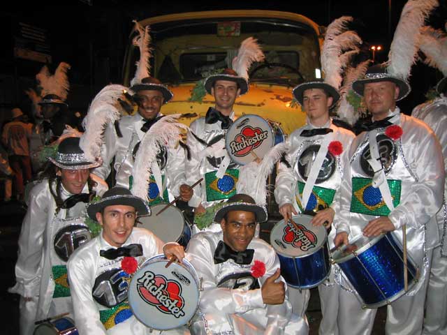 Les gringos à Innocentes da Baixada ! Remy, Damien, Mikael, Mako, Yann le canadien, Nico et Gérald fin prêts pour défiler