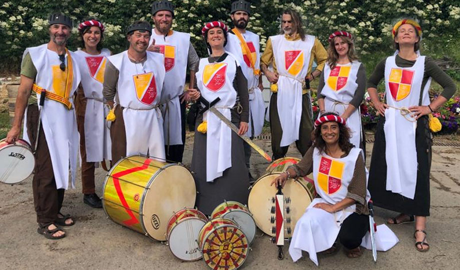 Percussionnistes des Percuterreux d'la Beauce en costume à thème, animation batucada événementielle