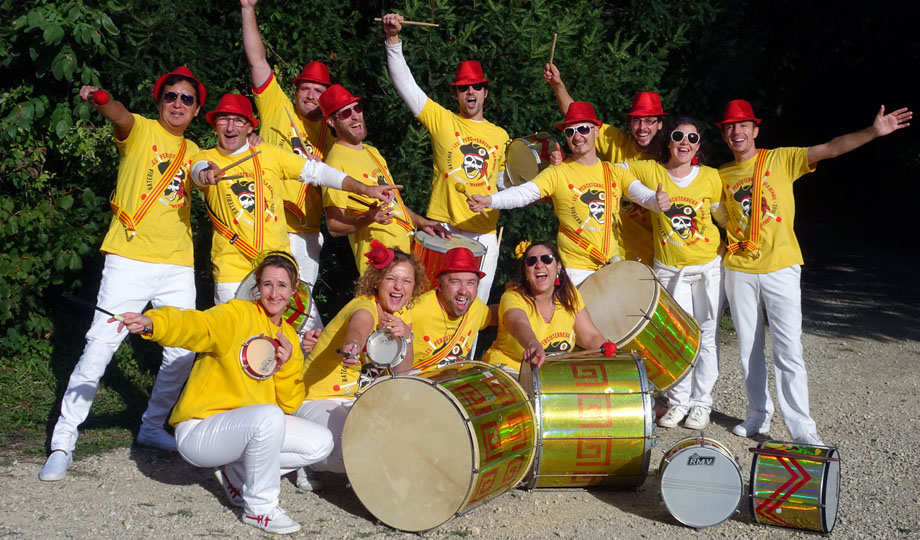 Percussionnistes des Percuterreux d'la Beauce en tenue jaune, animation batucada en extérieur