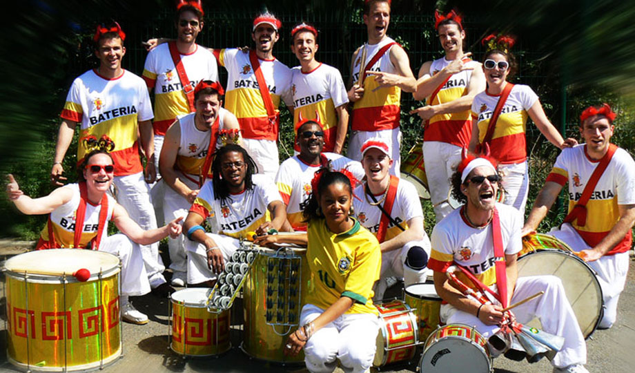 Bateria de samba Les Percuterreux d'la Beauce, percussionnistes en tenue jaune et rouge