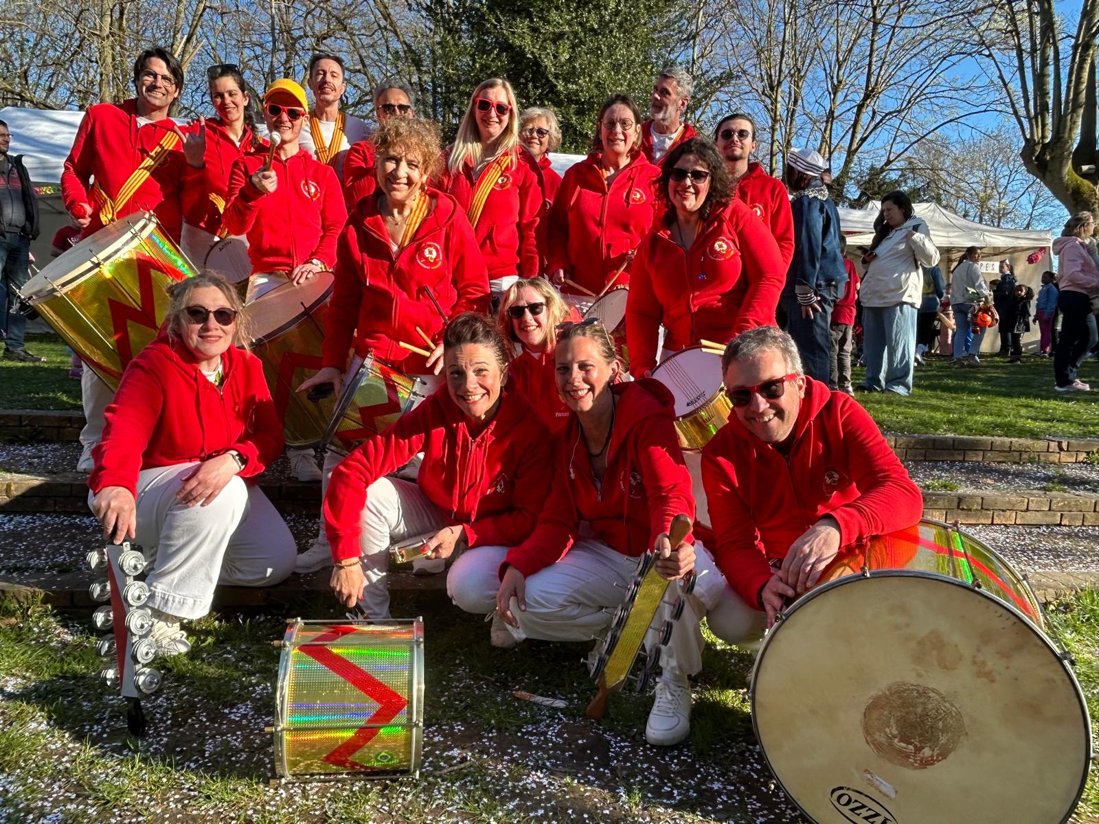 Groupe de batucada Les Percuterreux d'la Beauce en sweat rouge floqué, avant un défilé de carnaval