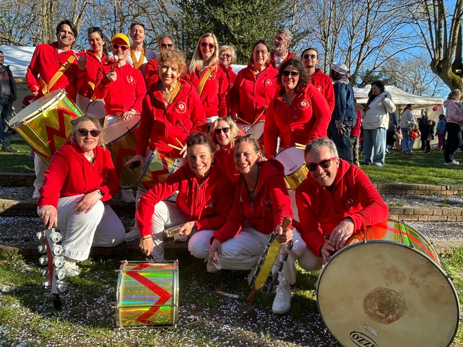 Groupe de batucada Les Percuterreux d'la Beauce en sweat rouge floqué, avant un défilé de carnaval