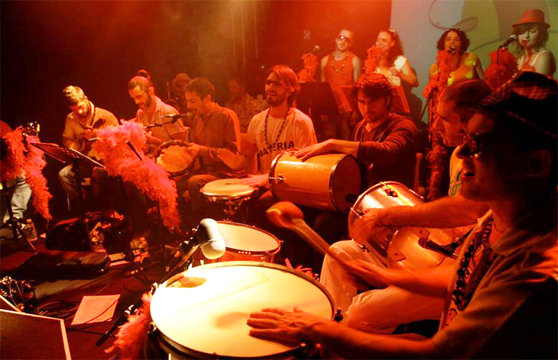 Concert de roda de samba et pagode Les Percuterreux d'la Beauce, chanteuses et percussionnistes sur scène